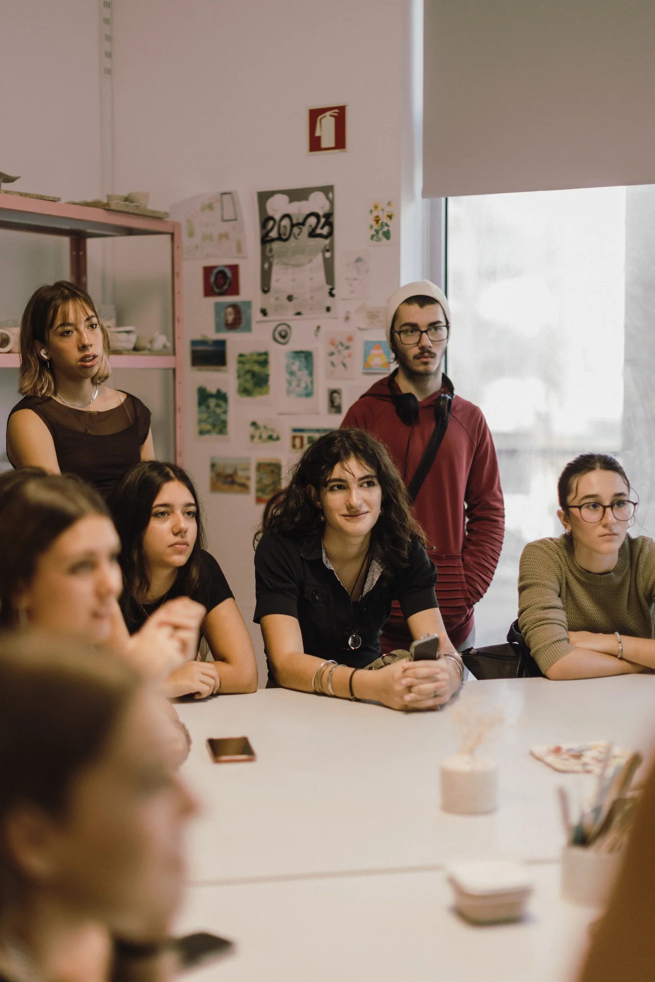 Grupo de visitantes e artistas em conversa animada durante o Open Studios Faro 2024