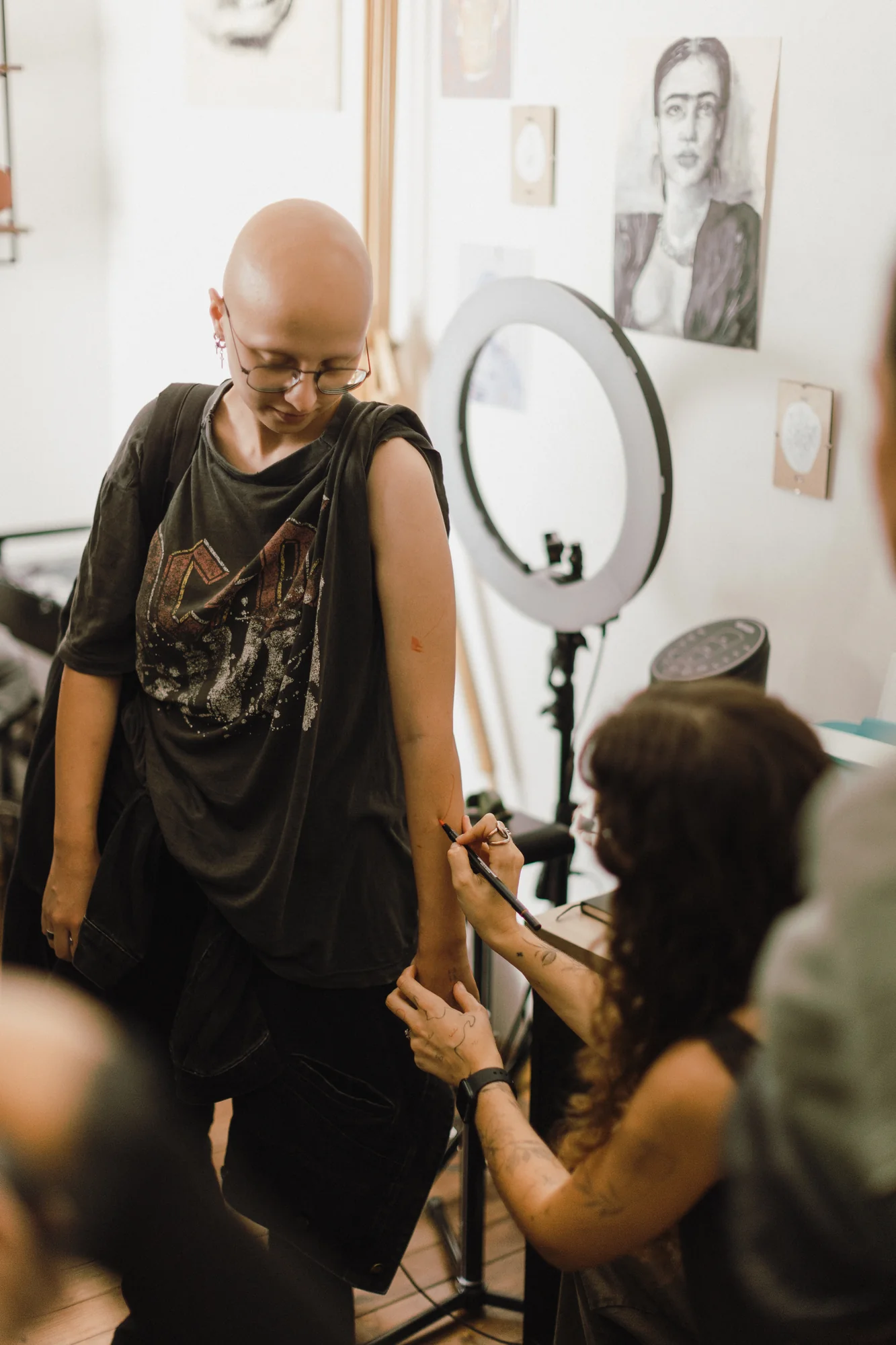 Sala cheia de visitantes a assistir a uma demonstração de tatuagem ao vivo