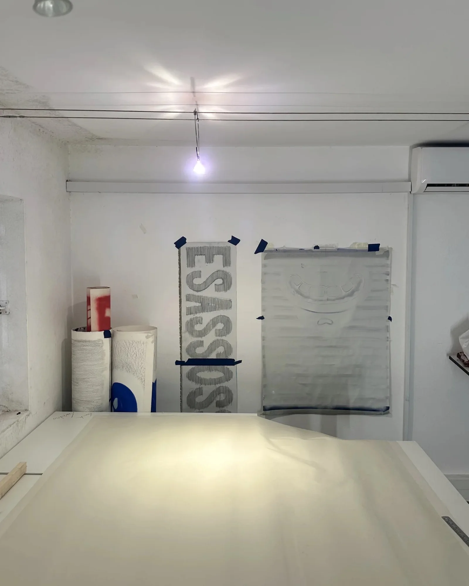 Sala de trabalho da Associação 289, com uma mesa e materiais.