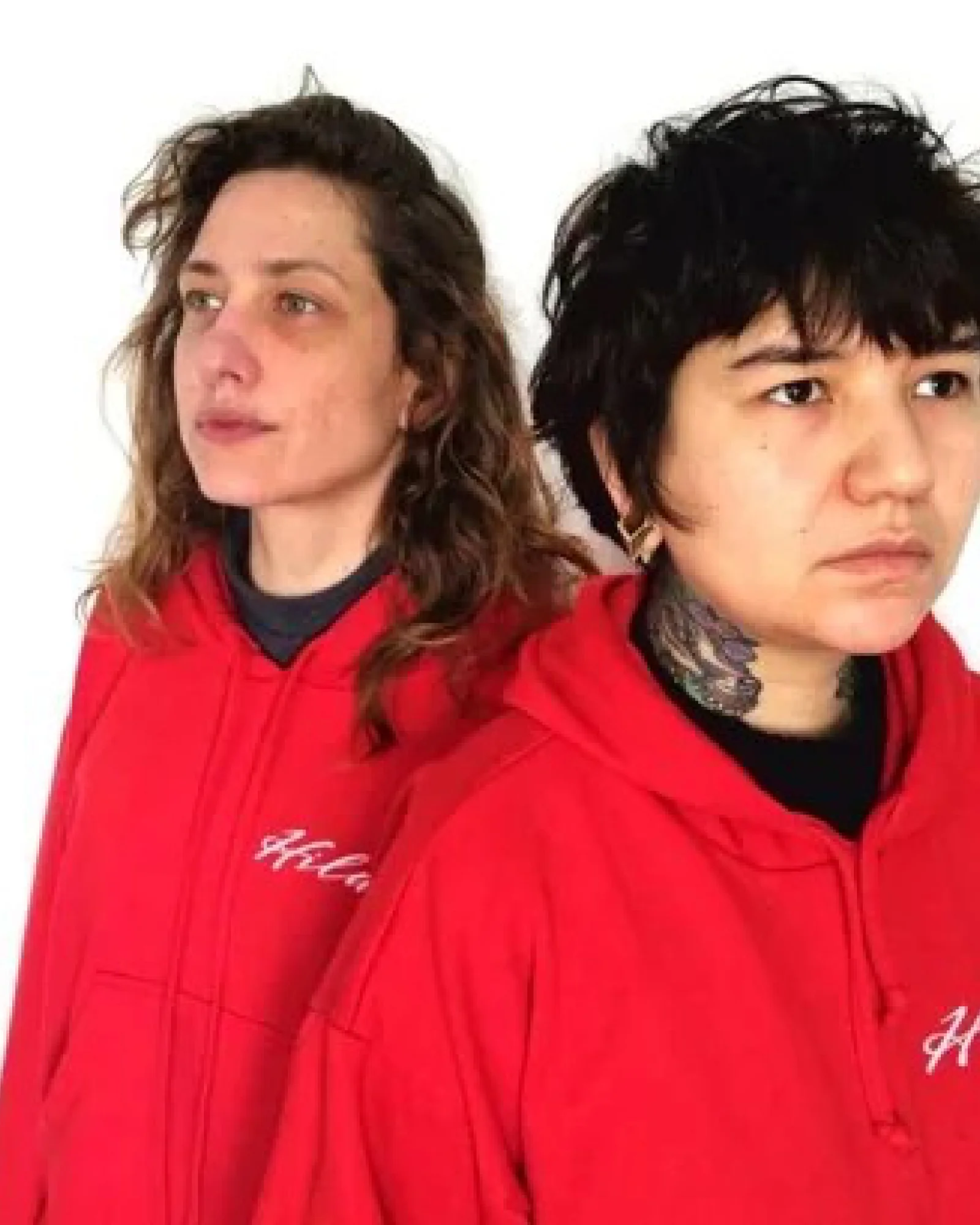 Duas pessoas vestidas de vermelho no Werk Room.