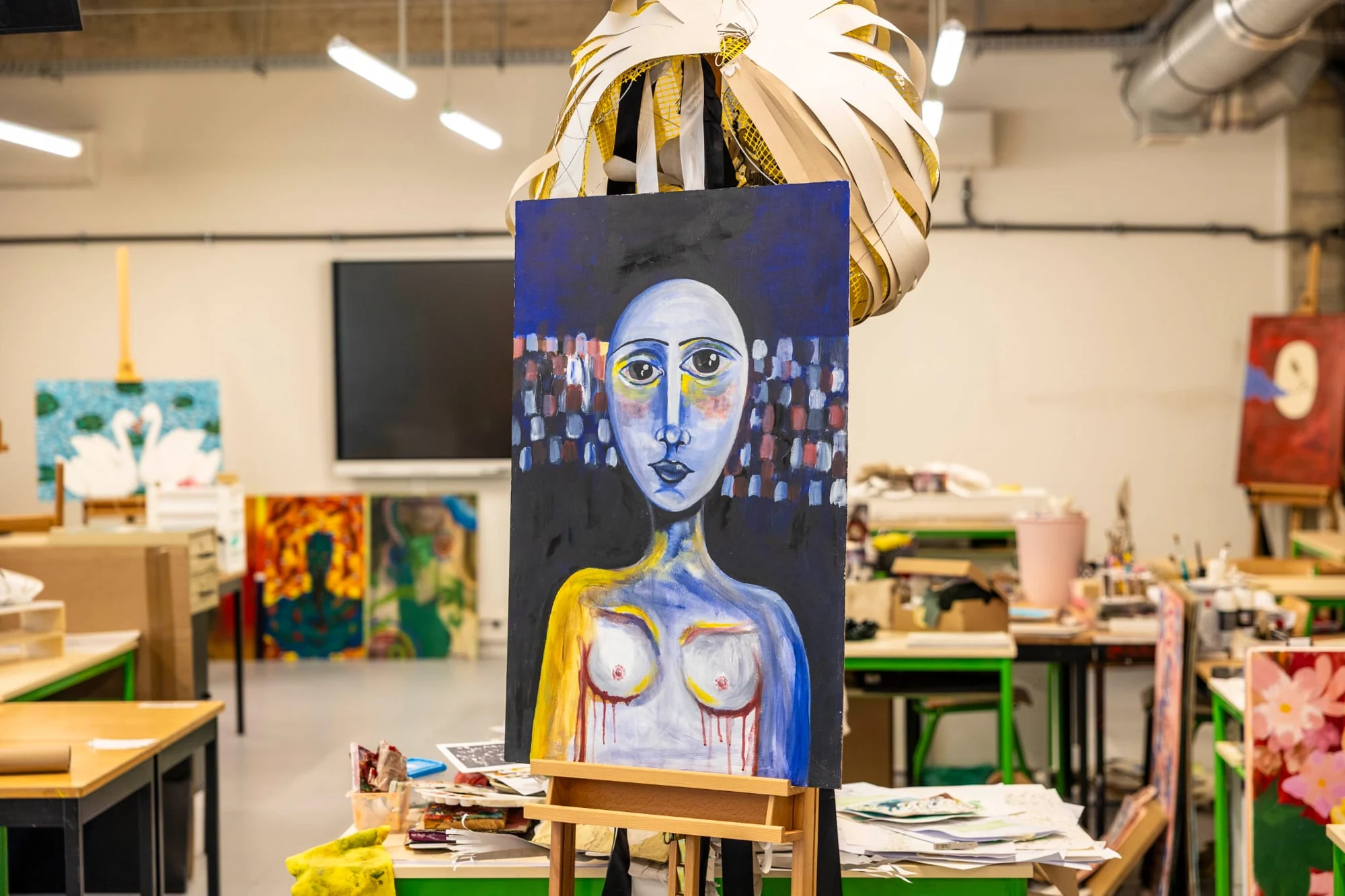 Alunos do curso de Artes Visuais da Universidade do Algarve em atelier.