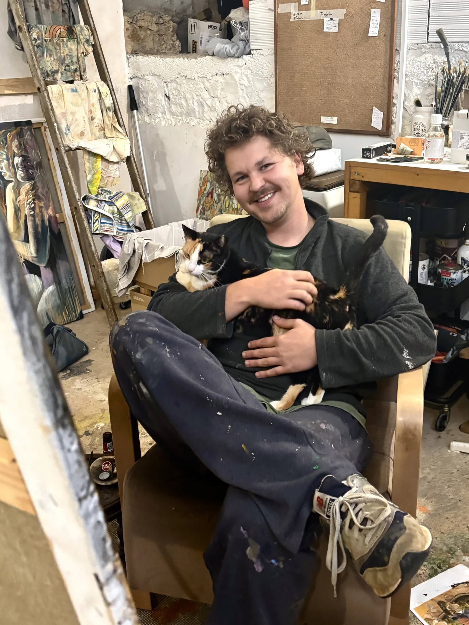 Eric Ventker junto a uma pintura figurativa de grande escala.